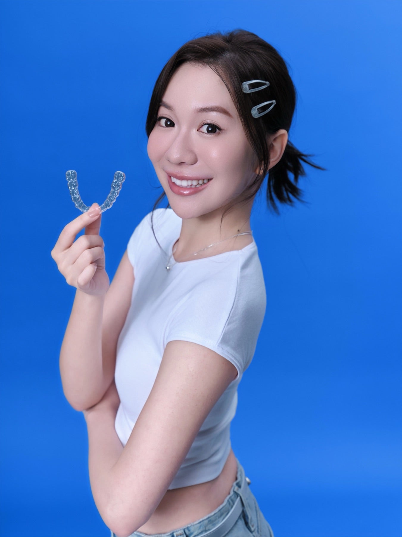 Zenyum 品牌模特兒手持透明牙套